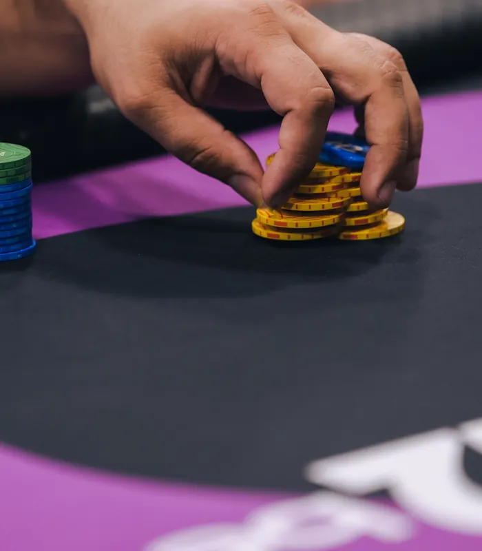 Fichas de poker empilhadas na mesa de cash game do H2 SP