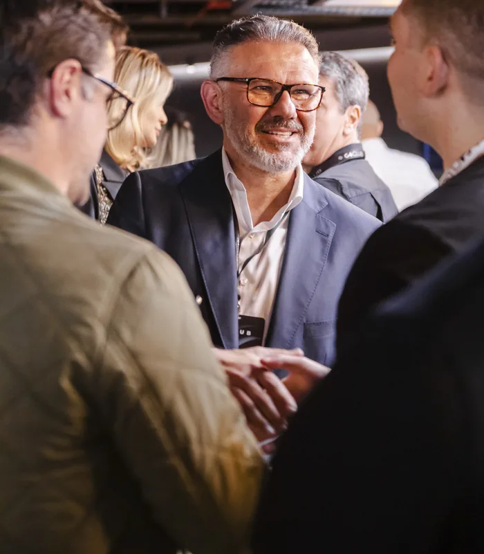 Mesa de networking com pessoas reunidas no H2 SP