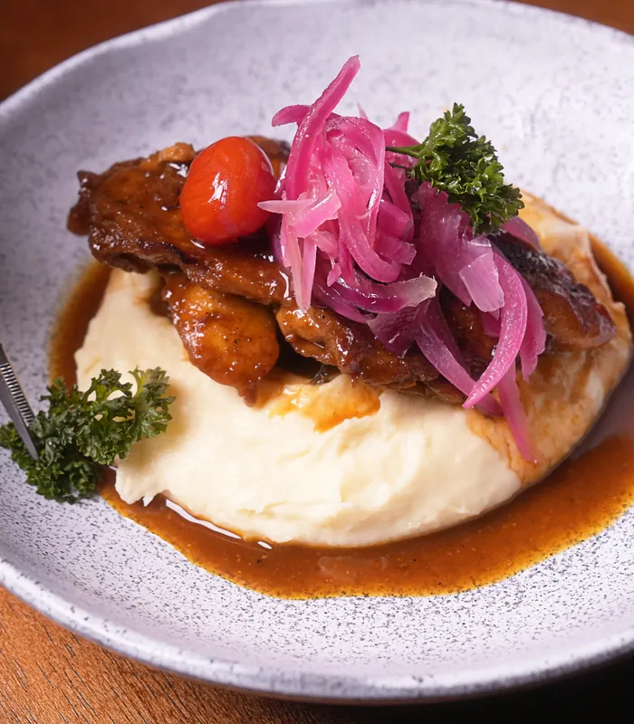 Prato de gastronomia internacional servido no H2