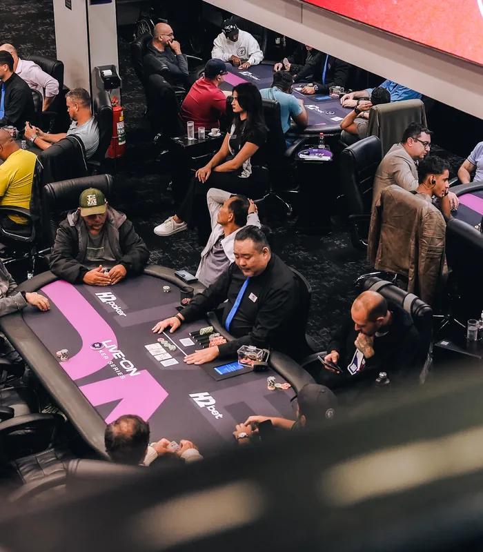 Salão do H2 com mesas de poker em operação