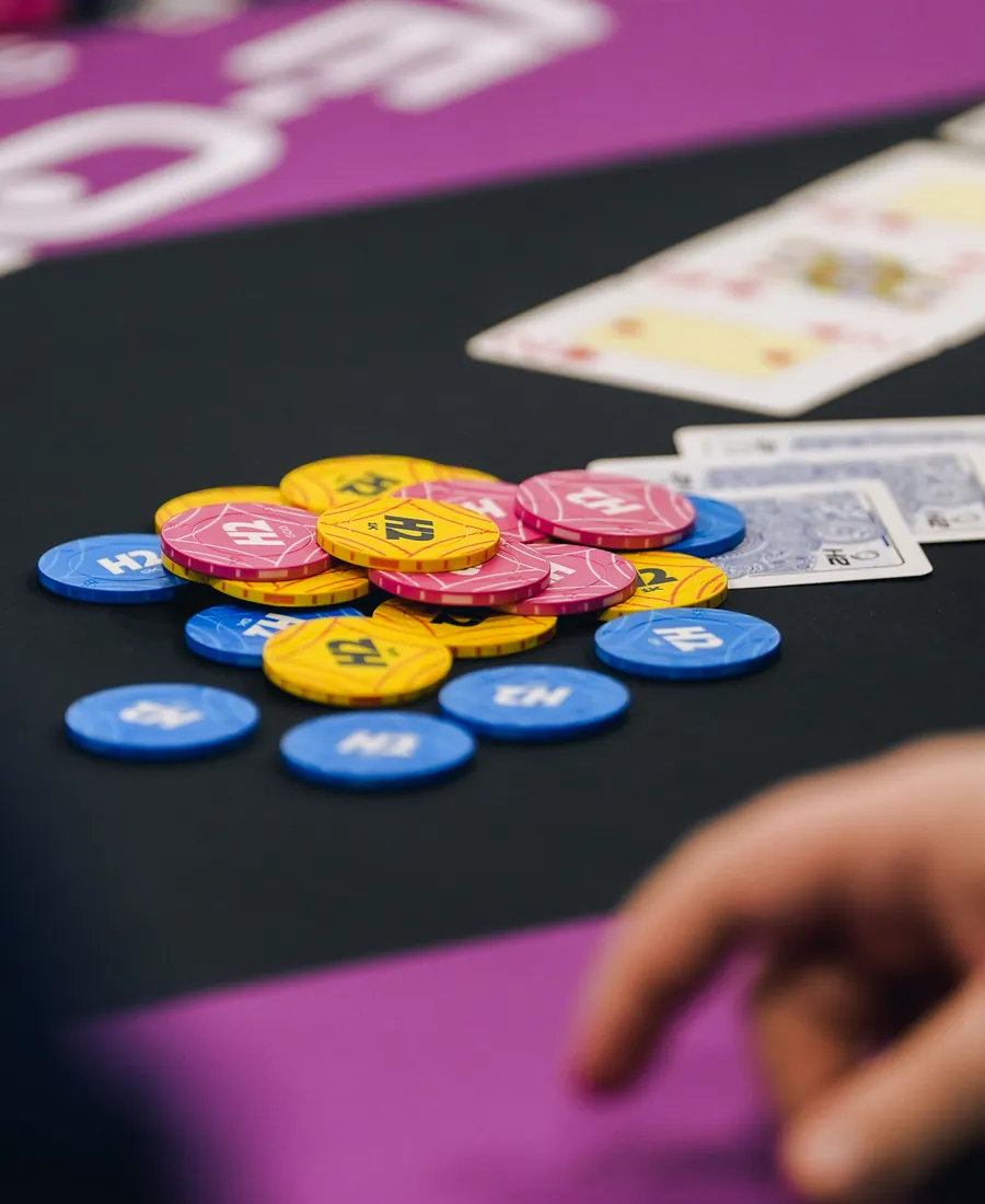 Fichas de poker empilhadas sobre a mesa durante uma partida