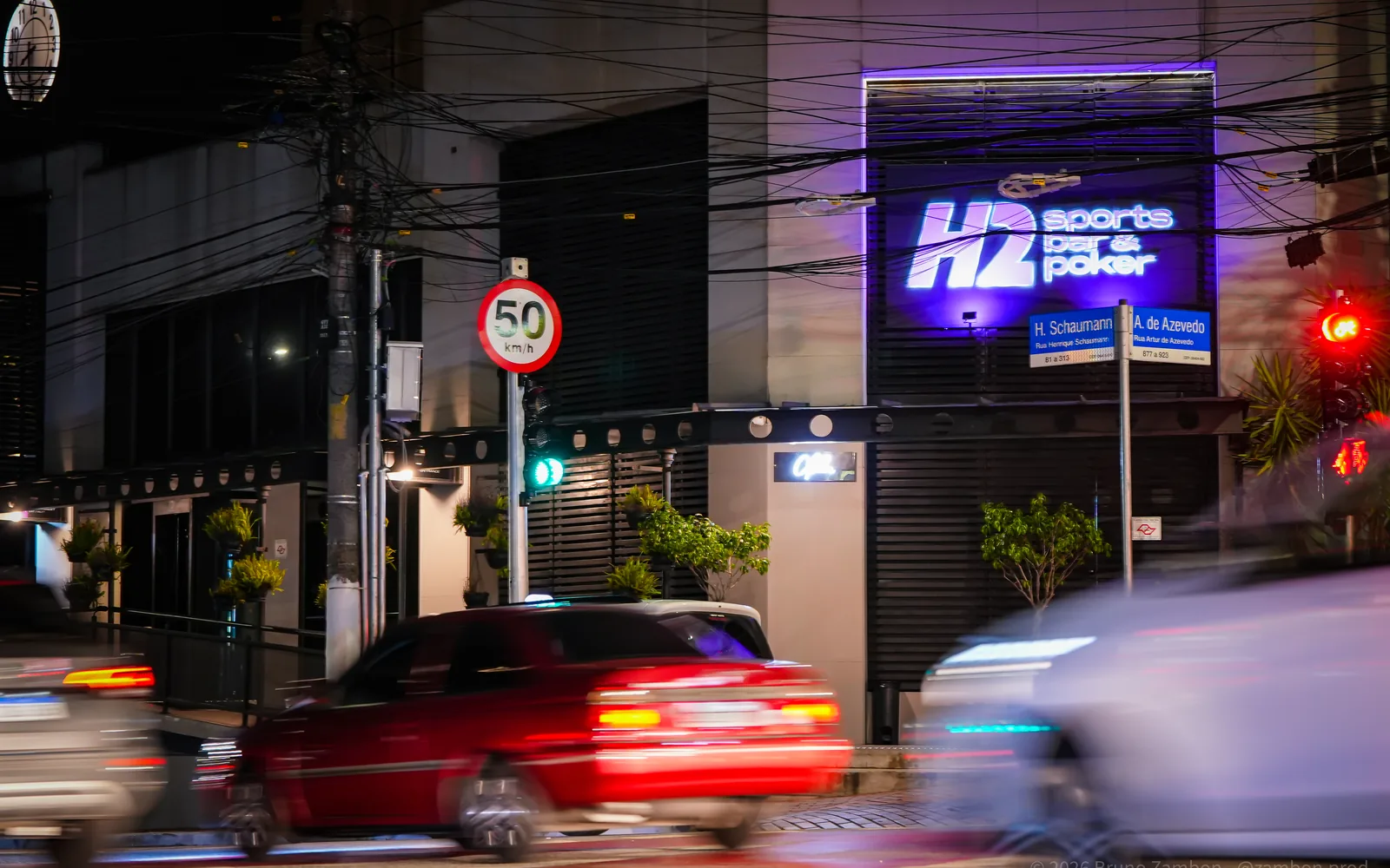 Fachada do H2 à noite, na esquina da Rua Henrique Schaumann com a Rua Artur de Azevedo, em Pinheiros