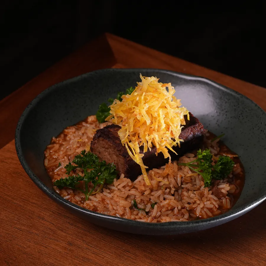 Arroz caldoso de costela com crispy de mandioquinha por cima