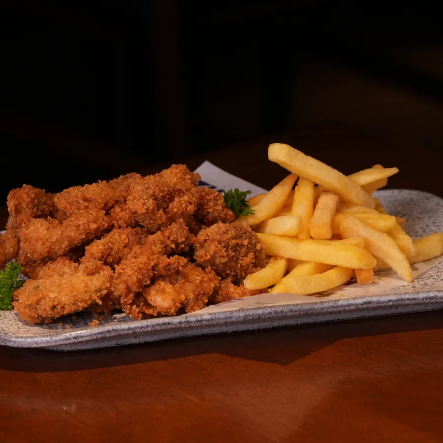 Porção de frango empanado crocante com batatas fritas