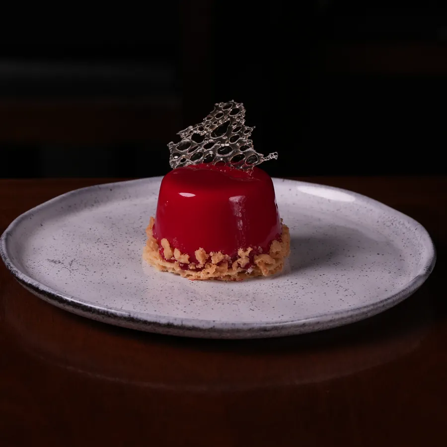 Entremet de frutas vermelhas com glaçagem espelhada