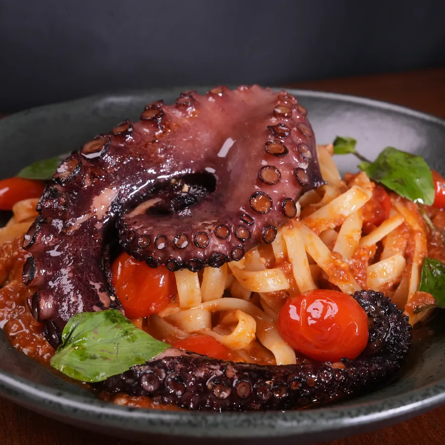 Fetuccine ao pomodoro com polvo grelhado e tomates cereja