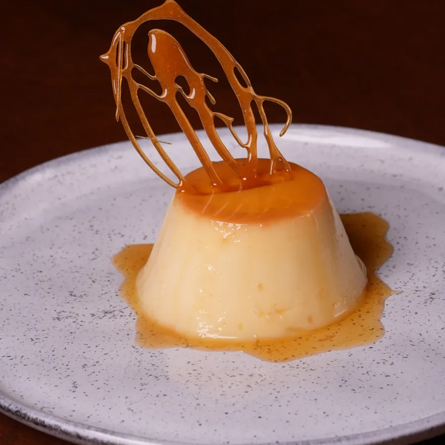 Pudim de caramelo com tuille decorativa de açúcar