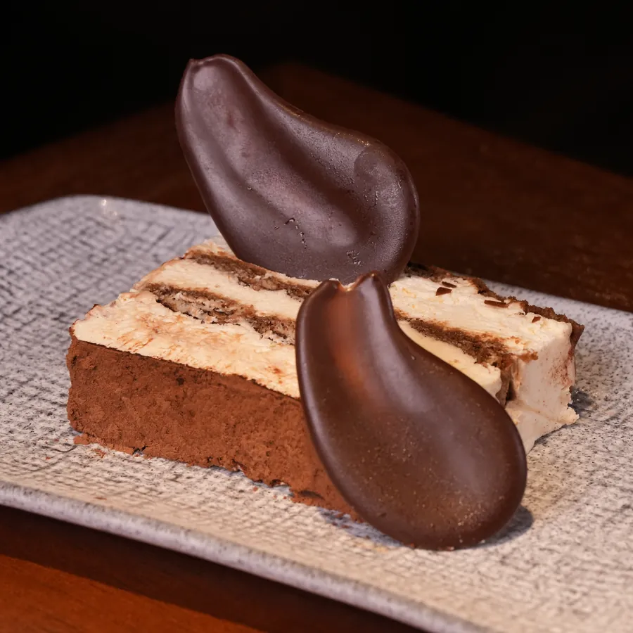 Fatia de tiramissù com lâminas de chocolate